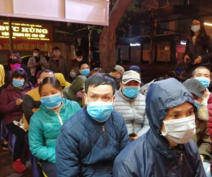 Người dân đội mưa rét, đeo khẩu trang kín mít đi mua vàng ngày vía thần tài từ 2 giờ sáng