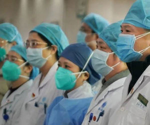 VIDEO: Mẹ bác sĩ khóc khi đến thăm con tự cách ly do nghi nhiễm coronvirus