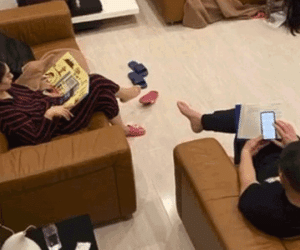 Phụ huynh chăm chỉ đọc sách làm gương cho con nhưng nhìn kĩ mới thấy sự thật 'đắng lòng' này
