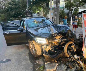 Người lái Mercedes tông chết tài xế Grabbike và làm nữ tiếp viên hàng không trọng thương rồi bỏ trốn khai gì?