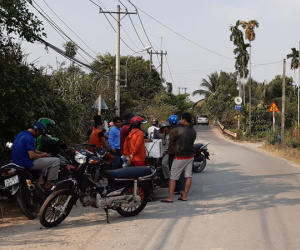 Nhiều người tò mò vẫn tập trung tại khu vực nghi Tuấn 'khỉ' lẩn trốn để 'ngóng tin'