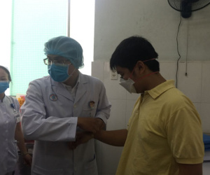 Ảnh: Niềm vui vỡ òa ngày xuất viện của bệnh nhân đầu tiên nhiễm chủng virus Corona được điều trị tại Việt Nam