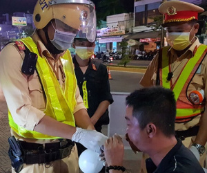 CSGT lấy khí thở vào bong bóng để đo nồng độ cồn