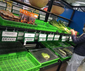 Rau củ cháy hàng, dân mua vét sạch, kệ siêu thị trống trơn