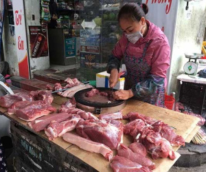Chợ ế ẩm, tiểu thương quyết không giảm giá thịt lợn