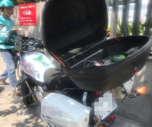 Dân tình trầm trồ với chiếc xe 'chất chơi' của ông chú chạy grab, châm ngôn sống trên mũ càng khiến người ta khâm phục