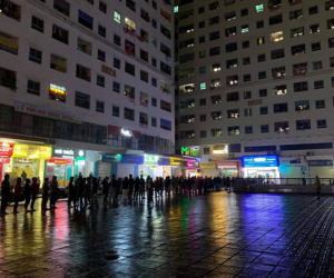 Người Hà Nội rồng rắn xếp hàng đến 23h30 trong đêm lạnh để mua khẩu trang đúng giá