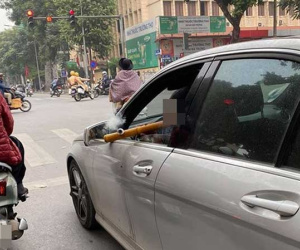 Đang đi giữa phố mà lên cơn nghiện thuốc lào, hành động của nam tài xế khiến cả phố phải lắc đầu ngán ngẩm