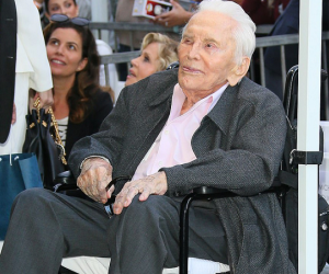 Kirk Douglas - Huyền thoại điện ảnh Hollywood qua đời ở tuổi 103