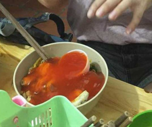 Cô gái trẻ gặp ngay thảm họa ăn uống chỉ vì tình huống lỡ tay, cư dân mạng: 'Nhìn hình đã thấy đau giùm rồi!'