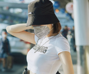 Street style Sao Việt mùa dịch corona: Khẩu trang thành phụ kiện bất ly thân