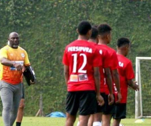 Hi hữu: Đội bóng Indonesia đo nồng độ cồn để ngăn cầu thủ say xỉn