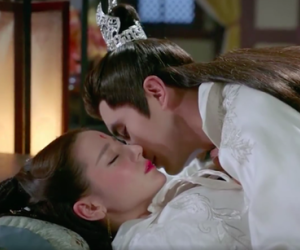 Tam Sinh Tam Thế Chẩm Thượng Thư: 'Bàn tay hư hỏng' của Đông Hoa cởi áo Phượng Cửu trong cảnh nóng bỏng mắt