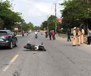 Tạm giữ 2 thanh niên đi xe máy tông gãy chân CSGT ở Quảng Trị