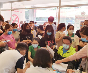 Cạn kiệt nguồn dự trữ máu giữa dịch bệnh virus Corona, hàng trăm bạn trẻ Sài Gòn vui vẻ xếp hàng đi hiến máu cứu người
