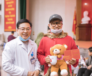Tuấn Hưng đeo khẩu trang đi hiến máu tình nguyện nhưng khán giả vẫn nhận ra