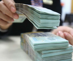 Ngân hàng neo lãi suất cao, dân gom tiền tìm nơi gửi