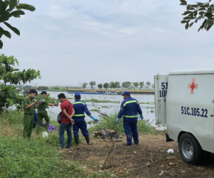 Thi thể người xăm dòng chữ 'trăng mờ bên suối' nổi trên sông Sài Gòn