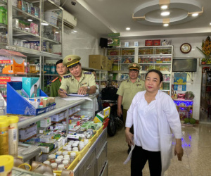 Thêm 52 cửa hàng kinh doanh thiết bị y tế bị xử phạt vì 'thổi giá' khẩu trang