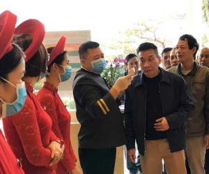 Đám cưới mùa corona: Khách khứa xếp hàng đo thân nhiệt, rửa tay mới được vào bàn tiệc