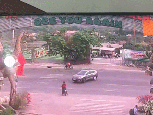 Video: Kinh hoàng cảnh xe máy phóng tốc độ cao, tông thẳng vào ô tô đang quay đầu