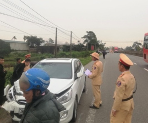 Nữ giáo viên tử vong khi xe máy bị ôtô con kéo lê 300 m