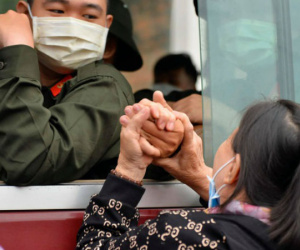 Ảnh: Người thân rưng rưng, bịn rịn tiễn các tân binh lên đường nhập ngũ