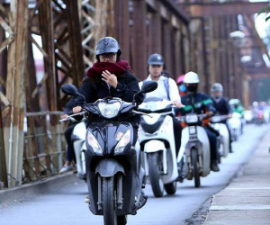 'Bỏ túi' những kinh nghiệm khi đi xe máy ngày mưa phùn, giá rét