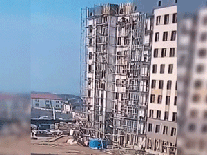 Video: Sập giàn giáo, 5 công nhân ngã từ tầng 9 xuống đất