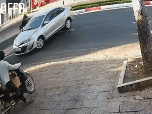 Video: Pha lùi xe kinh hoàng và cú tông khiến 4 người lao đao