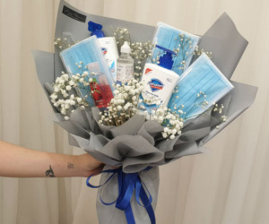 Quà Valentine thời dịch COVID-19 kết từ khẩu trang, nước sát khuẩn