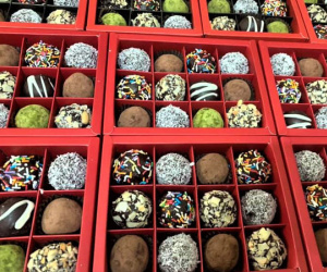 Mua sỉ socola 1.000 đồng/viên, xếp thành hộp quà Valentine 'hét' giá gấp 20 lần