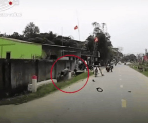 Video: 2 thanh niên đi xe máy đâm bay gương ô tô rồi phi xuống cống bên đường khiến nhiều người sợ hãi