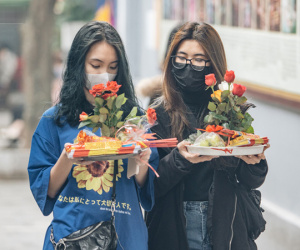 Chùa Hà đến hẹn lại lên: Các bạn trẻ đeo khẩu trang rủ nhau đi cầu duyên ngày Valentine