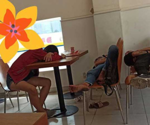 Hết nằm ngang đến bò dọc trong cửa hàng tiện lợi, nhóm thanh niên trẻ bị lên án vì: 'Thế này thì ngang bằng đuổi khách à?'