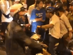 Video: Hàng trăm người dân hiếu kỳ ùa kín hiện trường khi cảnh sát vây ráp Tuấn 'Khỉ'
