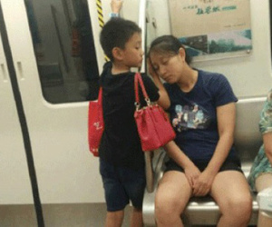 Hành động của cậu con trai nhỏ khi thấy mẹ ngủ gật trên tàu điện ngầm khiến dân mạng xuýt xoa, thi nhau 'đặt gạch' làm con rể tương lai