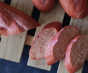 Bánh mì thanh long trong dịch Corona nhận 'mưa' lời khen, khách xếp hàng dài mua từ sáng sớm