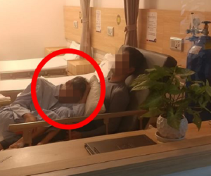 Hình ảnh gây xúc động trọng bệnh viện, câu chuyện đằng sau lại càng khiến người ta 'cay mắt'