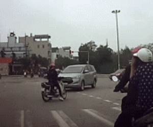 Thản nhiên dừng xe bấm điện thoại giữa đường, cô gái nhận cái kết thích đáng