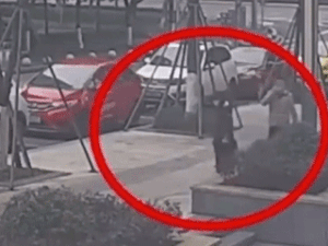 Video: Người đàn ông tại Trung Quốc khạc nhổ lên người đi đường