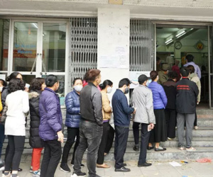 Hà Nội: Rồng rắn xếp hàng gần 2 giờ để mua 5 chiếc khẩu trang kháng khuẩn