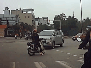 Video: Dừng xe bấm điện thoại giữa đường, cô gái bị ô tô 'cà khịa'