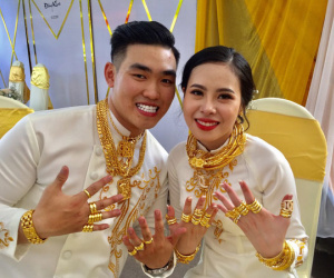 Mất 40 phút trao 49 cây vàng và 2,5 tỷ làm của hồi môn cho em gái: Chị gái nhà người ta khiến cô dâu chú rể toát mồ hôi