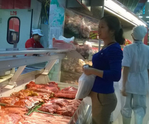 Giá thịt gà, thịt lợn giảm sâu - giá rau tăng: Thị trường thực phẩm biến động