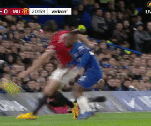 Đạp thẳng vào.. 'vùng kín' tiền đạo Chelsea, Harry Maguire vẫn thoát thẻ đỏ khó tin