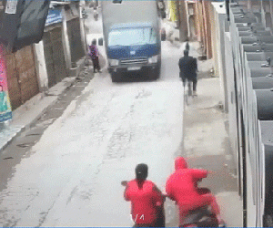 Video: Rùng mình cảnh mẹ bất cẩn để con rơi xuống đường, suýt chết dưới bánh xe tải
