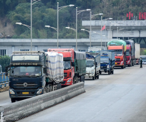 Hàng trăm xe nông sản vẫn ùn ở cửa khẩu