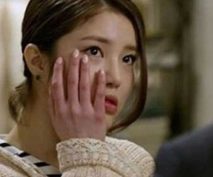 Thấy vợ đứng ôm con để bà cô rửa bát, chồng thẳng tay tát cháy má nhưng sau đó phải quỳ xuống xin lỗi vợ