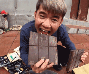Làm thanh socola siêu to khổng lồ tặng mẹ ngày Valentine nhưng con trai bà Tân vlog lại khiến dân mạng phát khiếp vì...mất vệ sinh